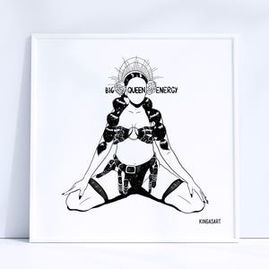 Puede incluir: Ilustración en blanco y negro de una figura con el texto "BIG QUEEN ENERGY". La obra de arte presenta un dibujo detallado de una persona sentada, adornada con patrones y accesorios intrincados, y un halo.