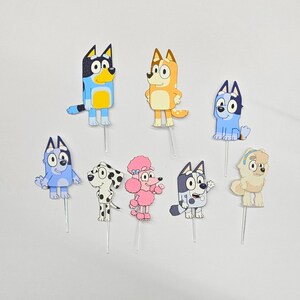 Puede incluir: Conjunto de nueve adornos para tartas con personajes de Bluey. Los adornos representan a Bluey, Bingo, Bandit, Chilli y otros personajes de la serie. Los adornos est&aacute;n impresos en cartulina y son perfectos para a&ntilde;adir un toque de Bluey a tu pr&oacute;xima tarta de cumplea&ntilde;os.