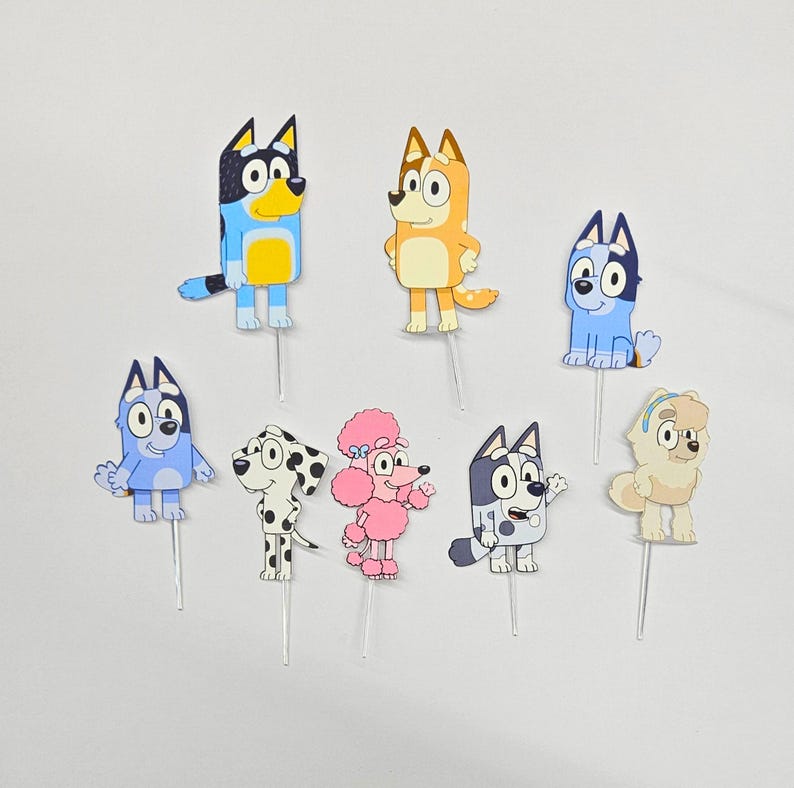 Puede incluir: Conjunto de nueve adornos para tartas con personajes de Bluey. Los adornos representan a Bluey, Bingo, Bandit, Chilli y otros personajes de la serie. Los adornos est&aacute;n impresos en cartulina y son perfectos para a&ntilde;adir un toque de Bluey a tu pr&oacute;xima tarta de cumplea&ntilde;os.