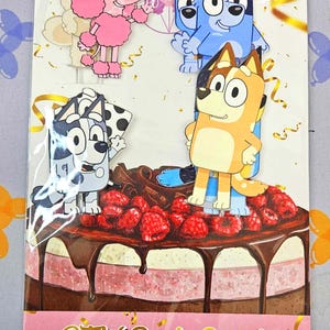 Puede incluir: Un conjunto de cinco adornos para pasteles con personajes del programa de televisi&oacute;n infantil Bluey. Los adornos est&aacute;n hechos de cart&oacute;n y est&aacute;n impresos con im&aacute;genes coloridas de Bluey, Bingo, Bandit, Chilli y un caniche rosa. Los adornos est&aacute;n dispuestos sobre un pastel de chocolate con frambuesas. El texto "OTW Party Events" est&aacute; impreso en la parte inferior de la imagen.