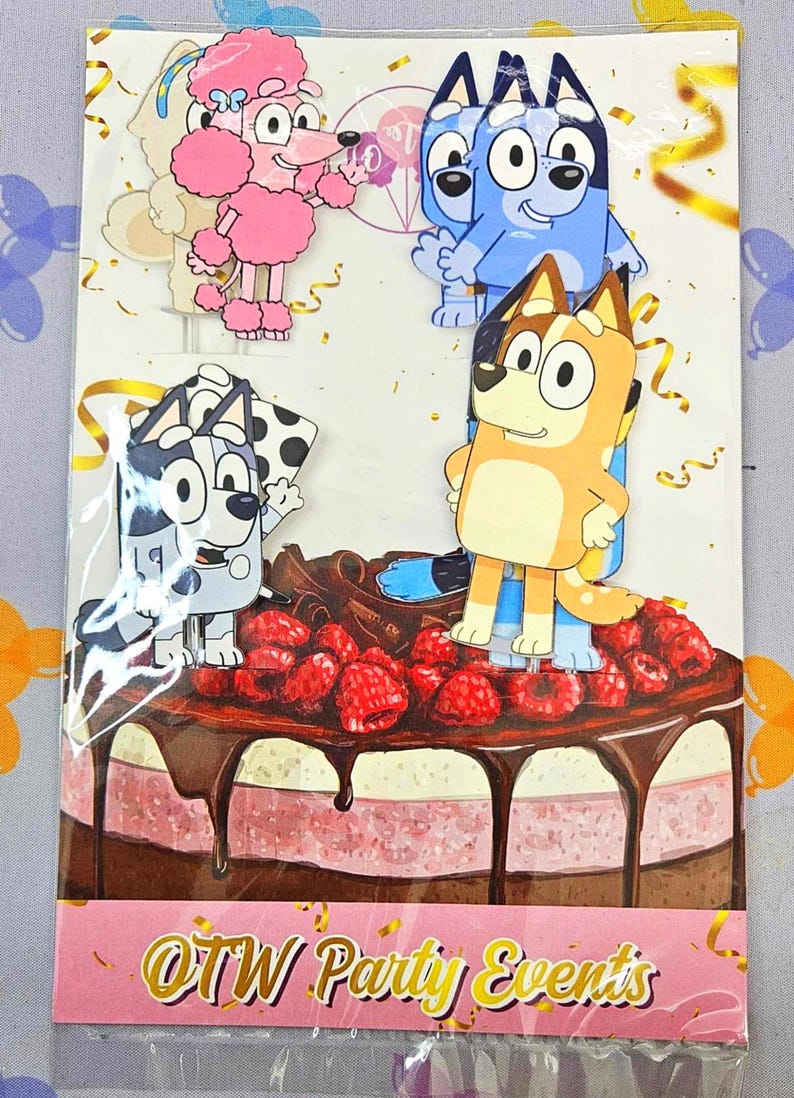 Puede incluir: Un conjunto de cinco adornos para pasteles con personajes del programa de televisi&oacute;n infantil Bluey. Los adornos est&aacute;n hechos de cart&oacute;n y est&aacute;n impresos con im&aacute;genes coloridas de Bluey, Bingo, Bandit, Chilli y un caniche rosa. Los adornos est&aacute;n dispuestos sobre un pastel de chocolate con frambuesas. El texto "OTW Party Events" est&aacute; impreso en la parte inferior de la imagen.