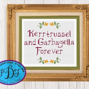 Puede incluir: Un patrón de punto de cruz enmarcado con un fondo verde y un borde blanco. El texto dice "Kerrtrussel and Garbagella Forever" en una fuente color burdeos. El patrón está rodeado por un diseño floral con hojas verdes y flores amarillas.