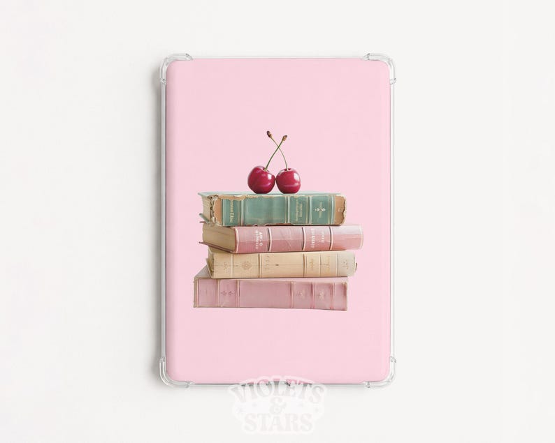 Pu&ograve; includere: Una custodia rettangolare per tablet con sfondo rosa chiaro che mostra una pila di quattro libri nei toni del verde, rosa e beige. Due ciliegie rosse con il picciolo sono appoggiate sul libro in cima. Il testo VIOLETS & STARS &egrave; stampato in basso.