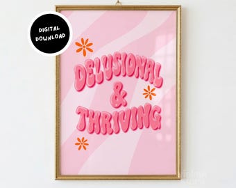 Stampa artistica da parete "Delusional & Thriving", poster rosa retrò con citazione, divertente download digitale femminista, decorazione trendy per la camera da ragazza, stampa da parete Y2K