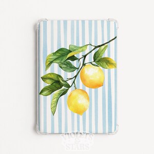 Puede incluir: Una funda rectangular para tableta con un fondo de rayas verticales en azul claro y blanco. Una ilustración en acuarela de una rama de limonero con dos limones de color amarillo brillante y varias hojas verdes está centrada en la parte frontal.