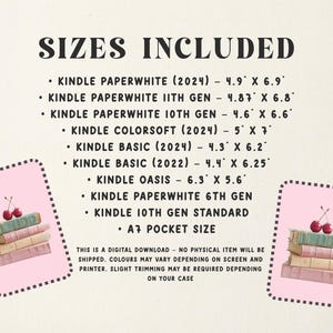 Pu&ograve; includere: Una guida alle dimensioni in download digitale per dispositivi Kindle che elenca vari modelli e le loro misure in pollici, come il Kindle Paperwhite 2024 da 4,9 x 6,9 pollici. Due illustrazioni con bordo rosa mostrano libri impilati con ciliegie.