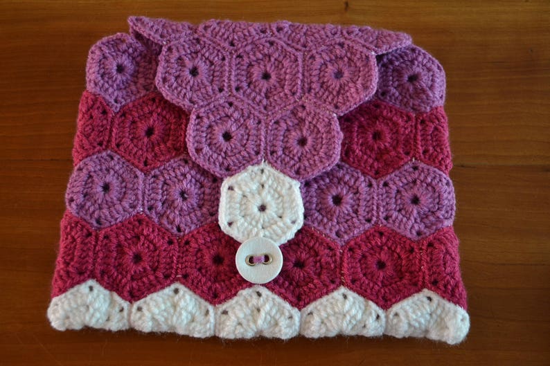 Bag-cover-pocket-Fourre everything Handmade crochet small accessories. Hexagons assembled with cotton reader For book pink wool