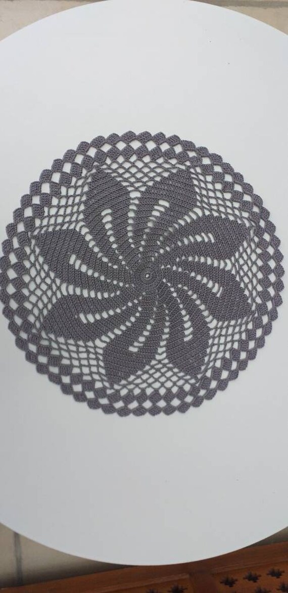 Napperon Rond Réalisé Au Crochet avec Du Coton Fin Gris. Fait Main, Neuf. 32 cm