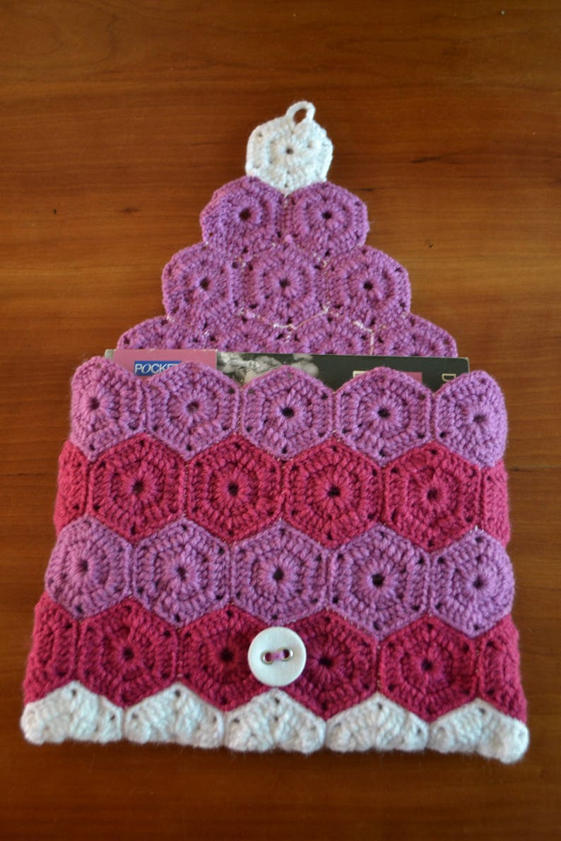 Bag-cover-pocket-Fourre everything Handmade crochet small accessories. Hexagons assembled with cotton reader For book pink wool