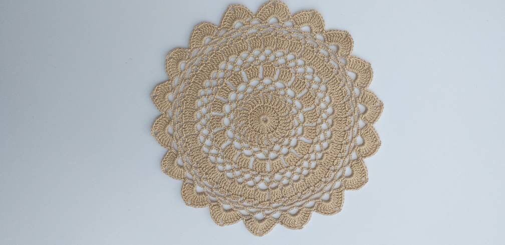 Fait Main. Napperon Réalisé Au Crochet avec Du Coton Fin Beige Ficelle Neuf.