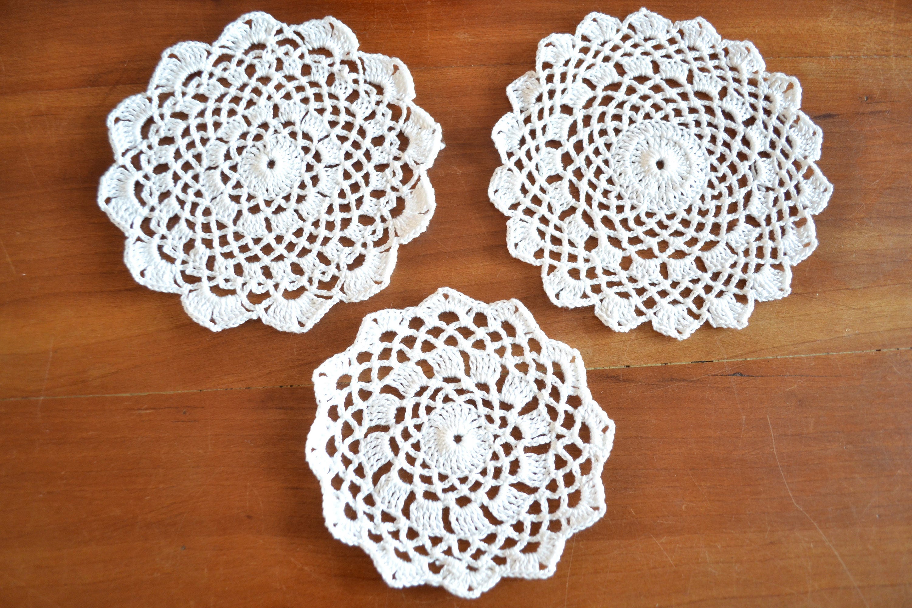 Fait Main, Neuf. Lot 3 Napperons, 10-12-13, Blancs, Réalisés Au Crochet avec Du Coton Fin. Idéal Pou