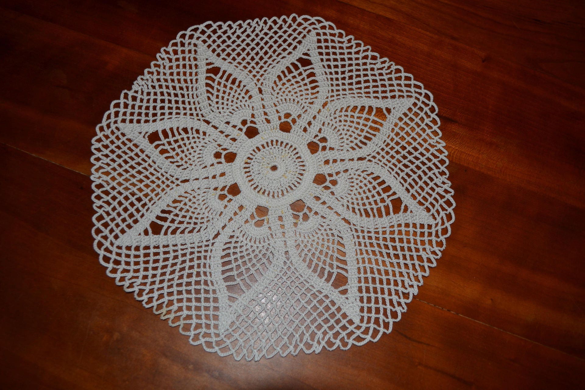 Napperon Écru, Neuf, Rond, Fait Main. 29 cm, Réalisé avec Du Coton Fin Au Crochet. Autres Coloris su