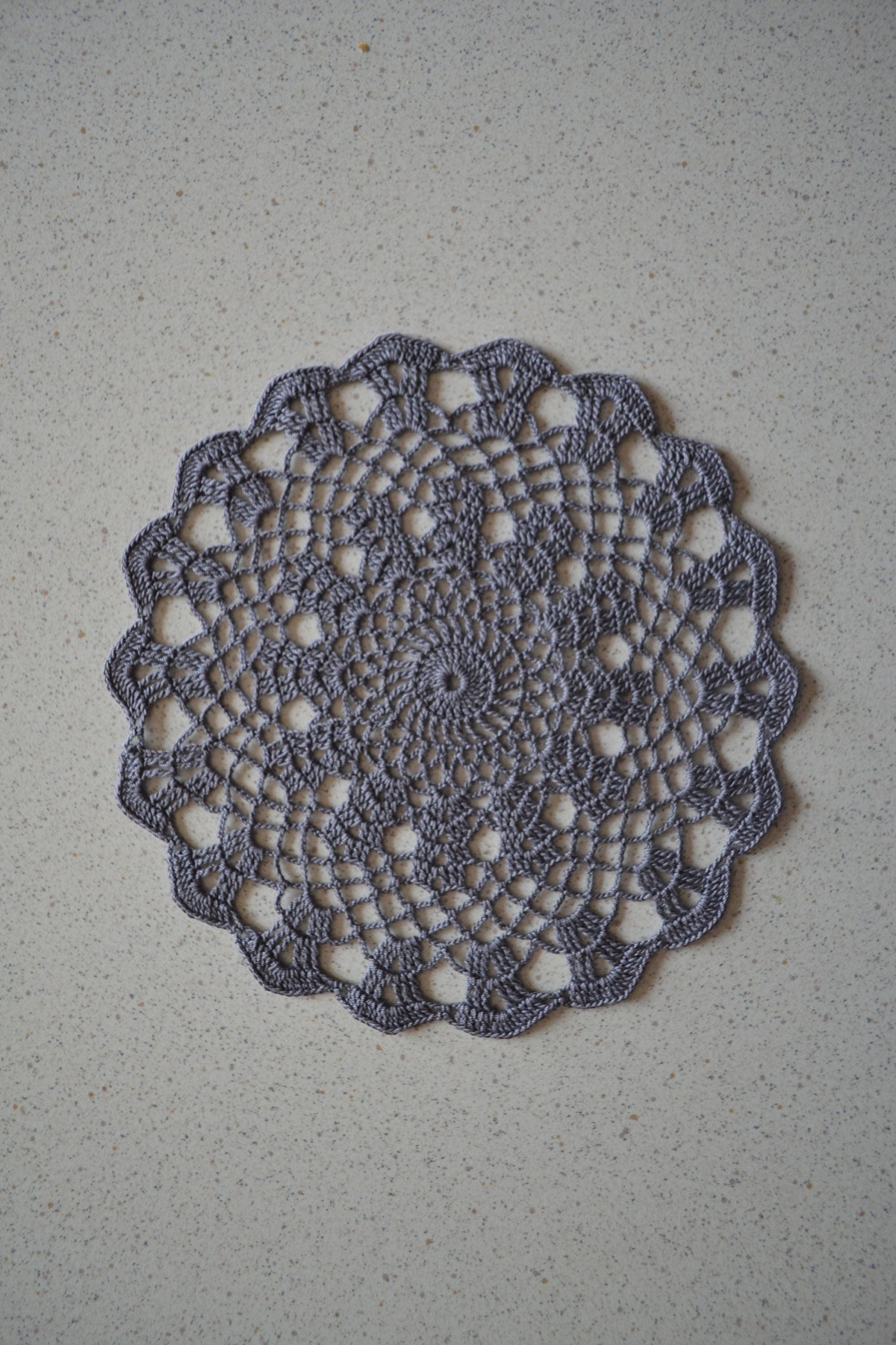 Napperon Fait Main, Neuf, Réalisé Au Crochet avec Du Coton Fin Gris Souris, 23 cm