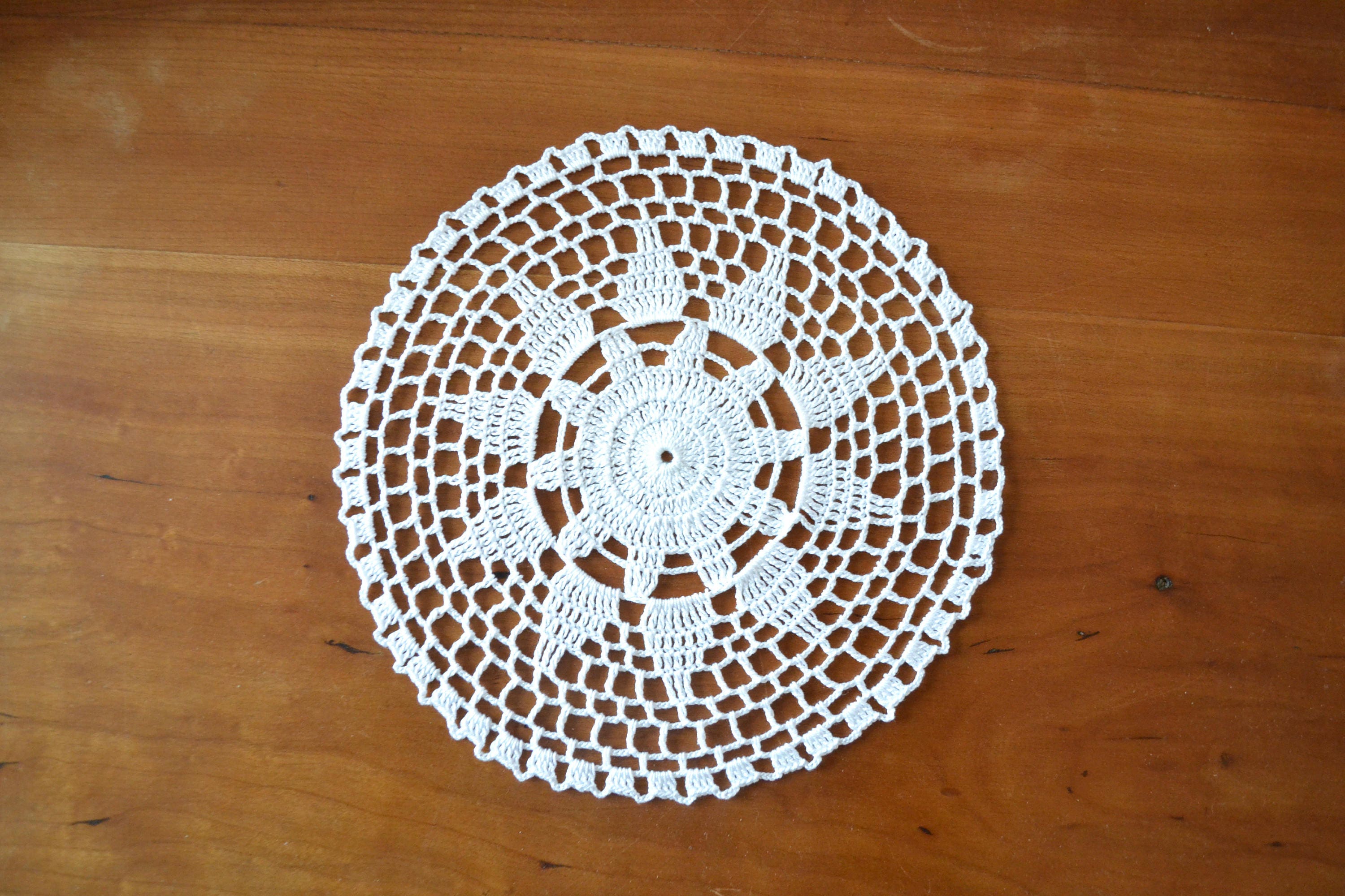 Napperon Rond Blanc, Réalisé Au Crochet avec Du Coton Fin. Fait Main, Neuf, 22 cm