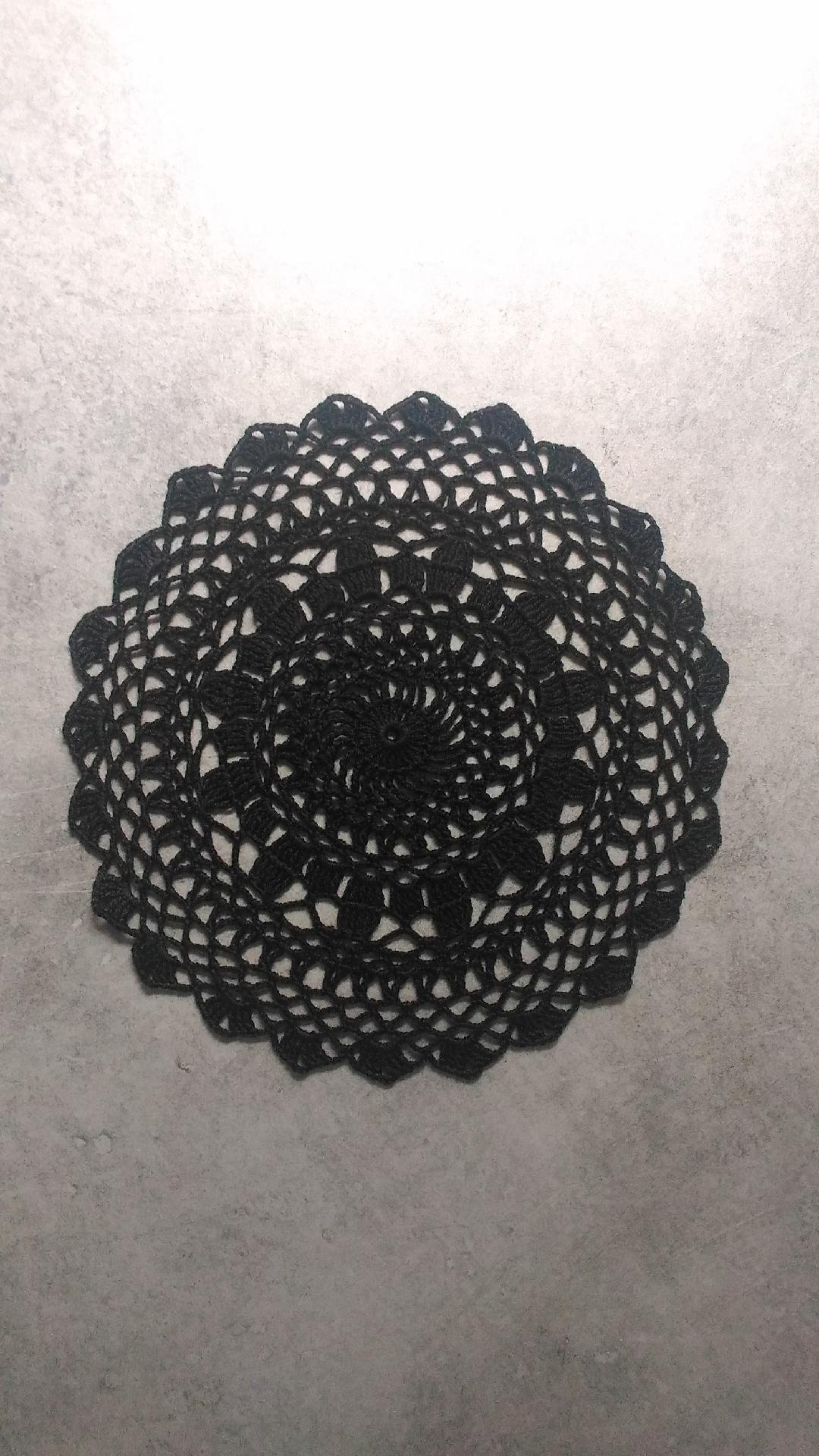 Fait Main, Neuf, Napperon Rond Noir, 22 cm, Réalisé Au Crochet avec Du Coton Fin.