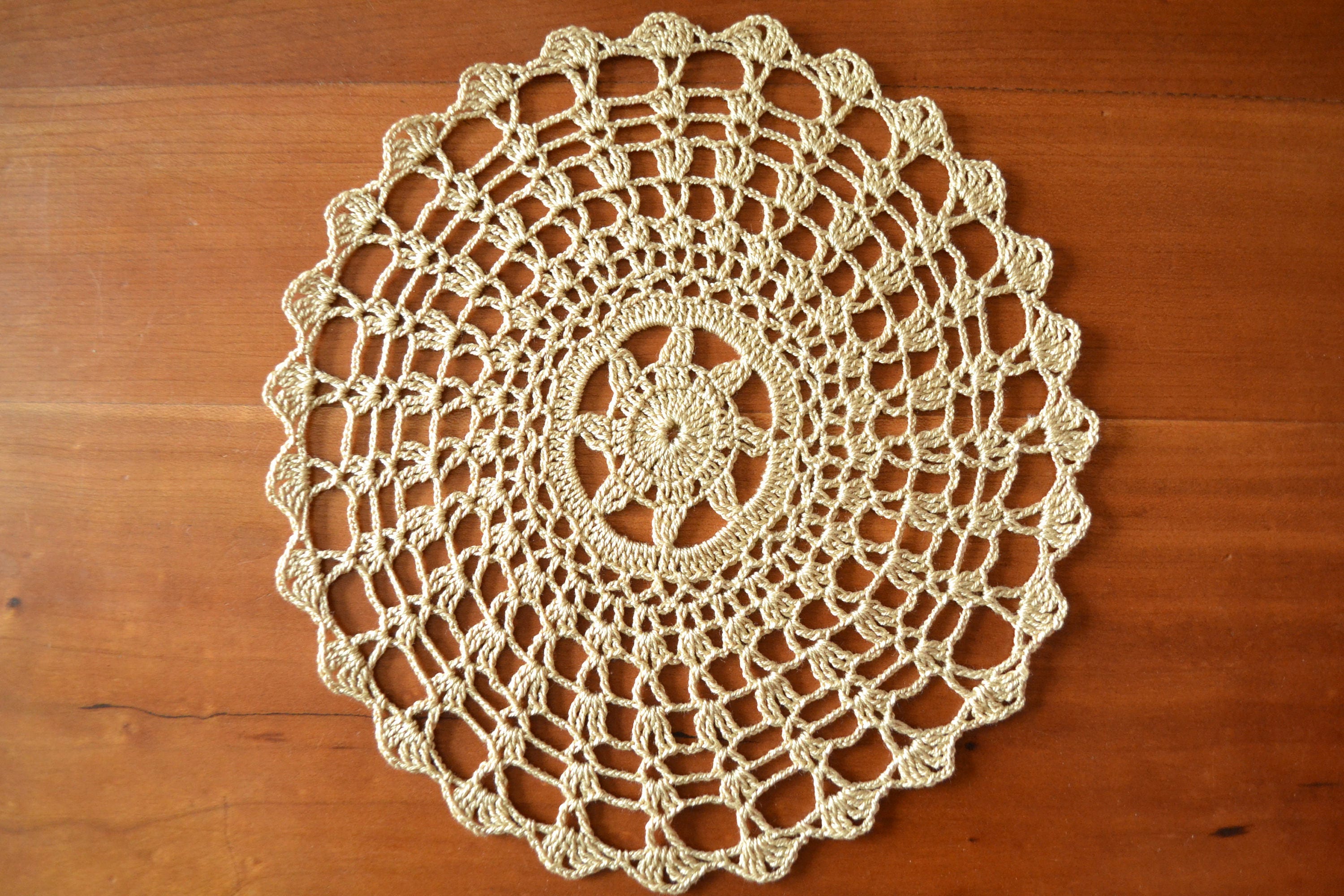 Fait Main. Napperon 21 cm, Beige/Ficelle Rond Réalisé Au Crochet avec Du Coton Fin