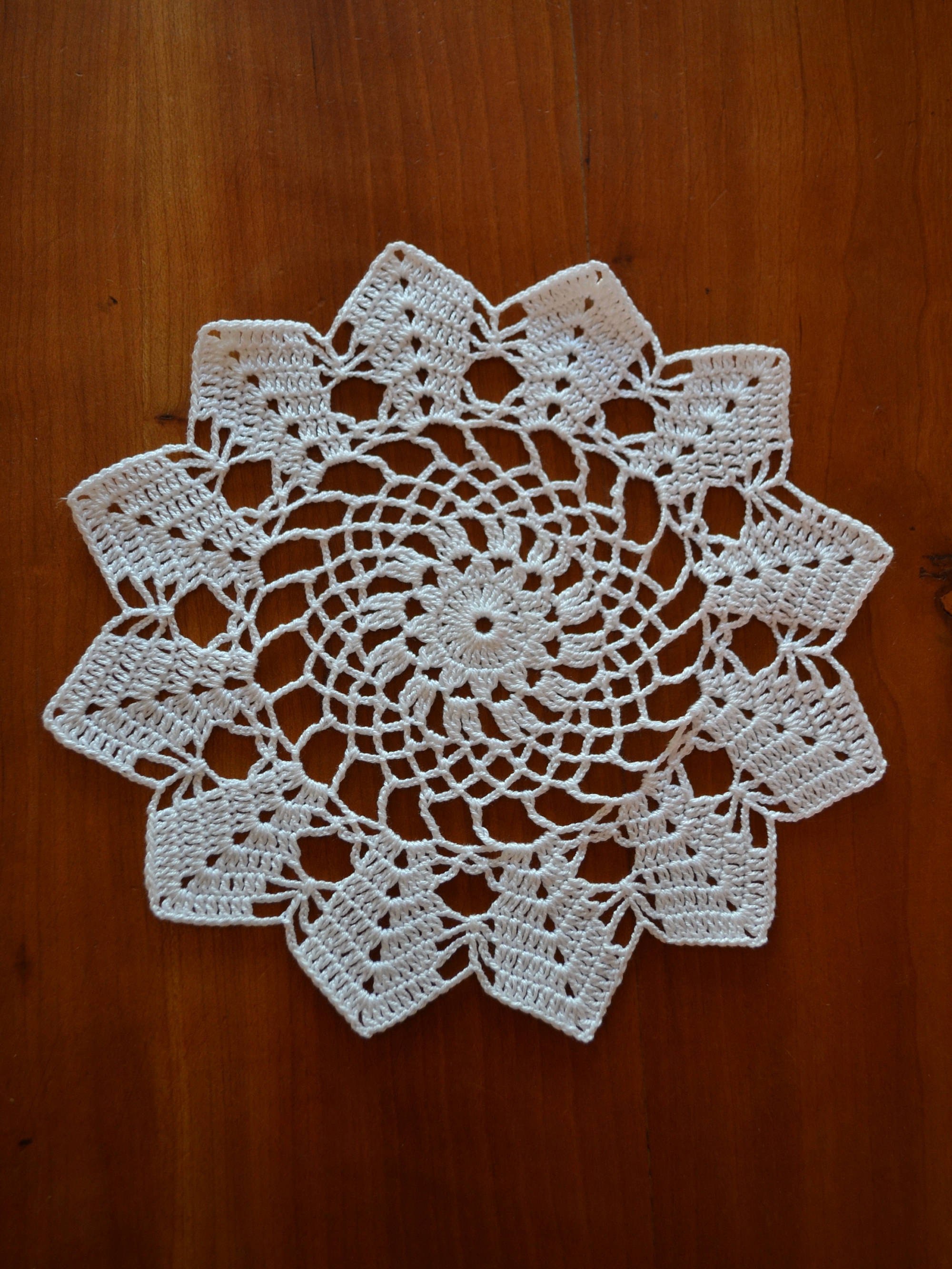 Napperon Rond Blanc, Fait Main, Neuf. 21 cm, Réalisé Au Crochet avec Du Coton Fin.