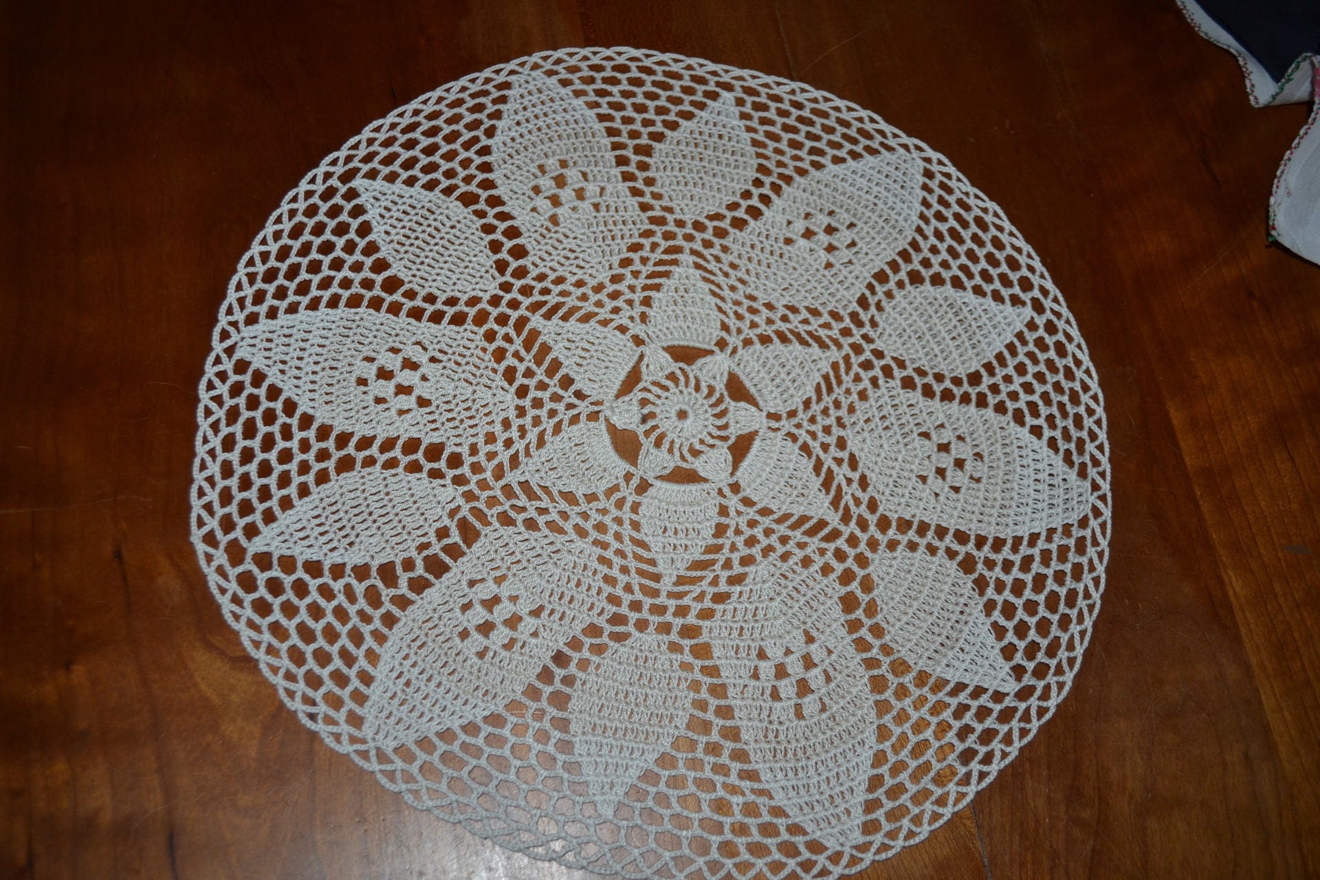 Fait Main. Neuf. Napperon Rond, 32 cm, Écru, Réalisé Au Crochet avec Du Coton Fin. Autre Coloris sur