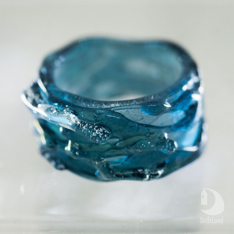 кольца из стекла. кольцо серфинг. кольцо артефакт фэнтези голубой черный. кольца на воде. кольцо в виде воды.
