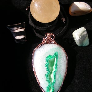 Colgante de cobre envuelto en alambre de ágata de cristal verde y blanco, hecho a mano, collar de cuero, piedras preciosas, joyas, hombres, mujeres, moda, joyería imagen 6