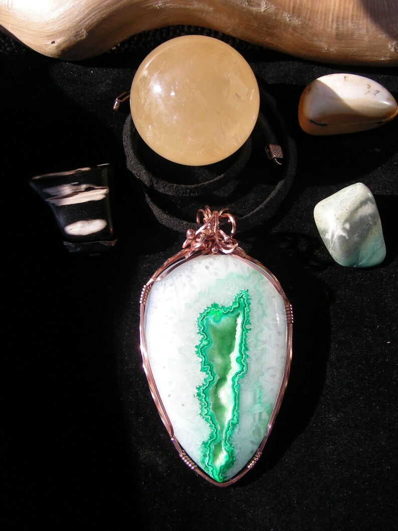 Colgante de cobre envuelto en alambre de ágata de cristal verde y blanco, hecho a mano, collar de cuero, piedras preciosas, joyas, hombres, mujeres, moda, joyería imagen 6