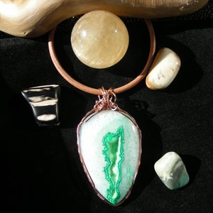 Colgante de cobre envuelto en alambre de ágata de cristal verde y blanco, hecho a mano, collar de cuero, piedras preciosas, joyas, hombres, mujeres, moda, joyería imagen 9