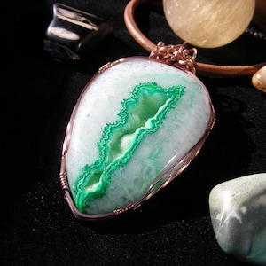 Colgante de cobre envuelto en alambre de ágata de cristal verde y blanco, hecho a mano, collar de cuero, piedras preciosas, joyas, hombres, mujeres, moda, joyería imagen 1