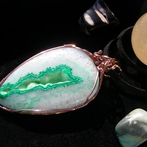 Colgante de cobre envuelto en alambre de ágata de cristal verde y blanco, hecho a mano, collar de cuero, piedras preciosas, joyas, hombres, mujeres, moda, joyería imagen 7