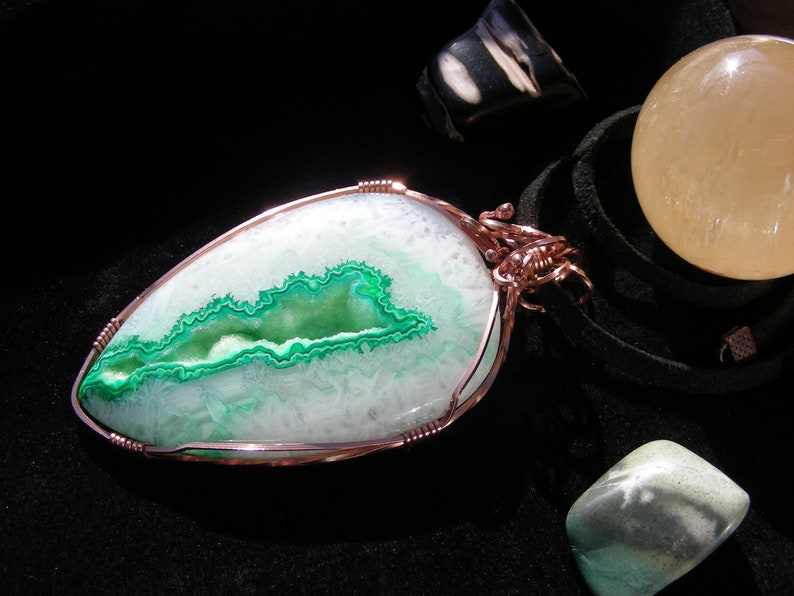 Colgante de cobre envuelto en alambre de ágata de cristal verde y blanco, hecho a mano, collar de cuero, piedras preciosas, joyas, hombres, mujeres, moda, joyería imagen 7