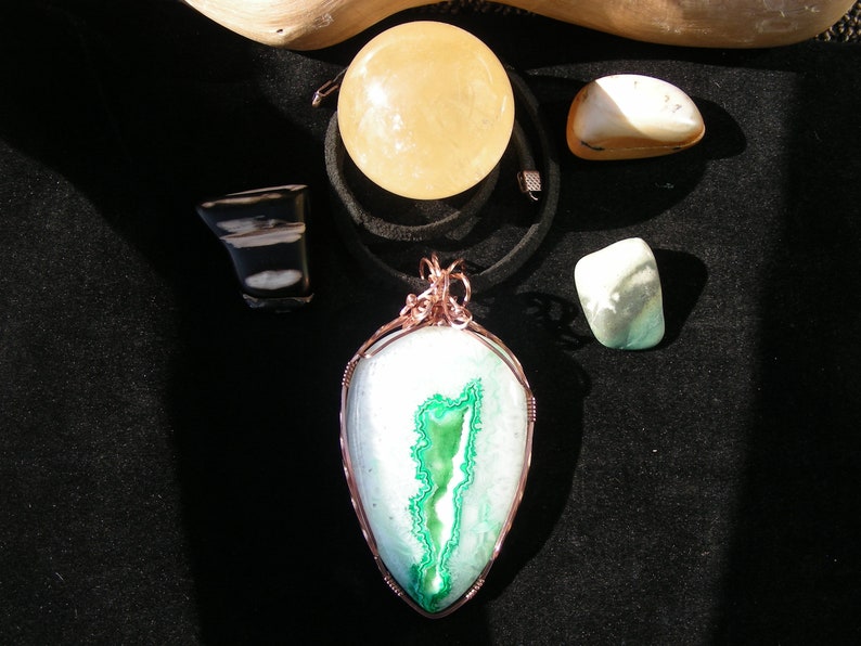 Colgante de cobre envuelto en alambre de ágata de cristal verde y blanco, hecho a mano, collar de cuero, piedras preciosas, joyas, hombres, mujeres, moda, joyería imagen 4