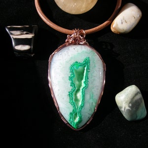 Colgante de cobre envuelto en alambre de ágata de cristal verde y blanco, hecho a mano, collar de cuero, piedras preciosas, joyas, hombres, mujeres, moda, joyería imagen 10