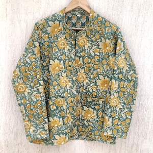 Pode incluir: Uma jaqueta acolchoada com estampa floral verde e amarela, gola mandarim e um bolso frontal.