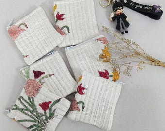 Handgjord quiltad mini-kuvertväska, blommig dragkedja med nyckelring