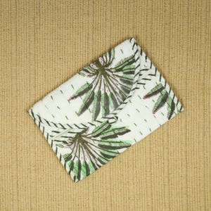 Set mit 4 verschiedenen handgefertigten gesteppten Brieftaschentaschen aus Baumwolle authentische multi druckt für Beutel Blumenmuster-langsame Mode