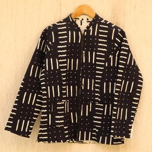 Peut inclure: Veste à motif noir et blanc avec un col mandarin et une fermeture boutonnée. La veste présente un motif géométrique avec des lignes blanches sur un fond noir.