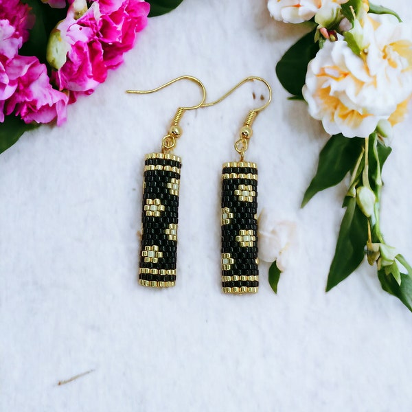 Black and gold pearl earrings.