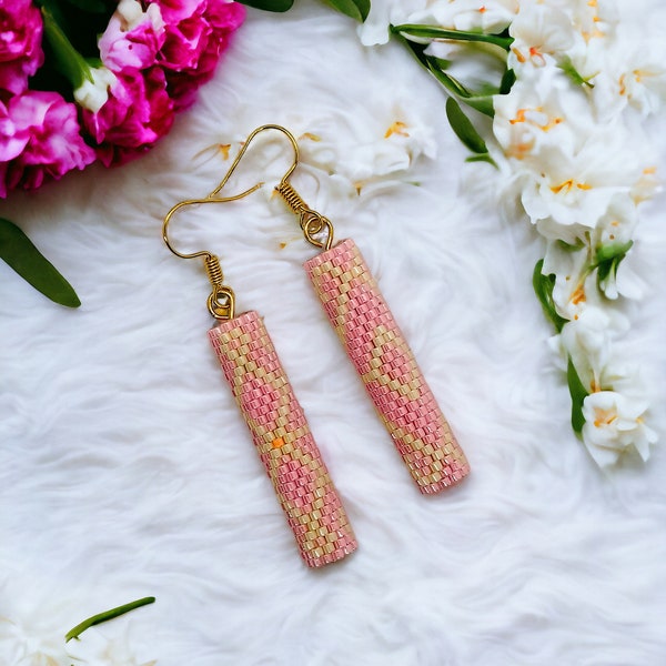 Boucles d'oreilles en perles rose et jaune pâle.