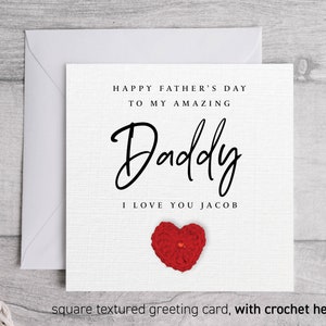 Carte de fête des pères, carte personnalisée pour père papa, carte-cadeau texturée de luxe pour la fête des pères, carte de beau-père avec coeur au crochet et étiquette 281
