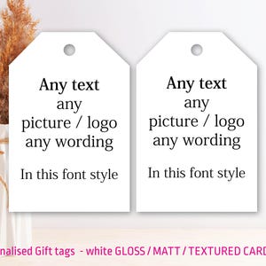 Può includere: Due etichette regalo bianche con un foro in alto, ognuna con il testo "Any text, any picture/logo, any wording, In this font style." Un vaso con piante secche è a sinistra.