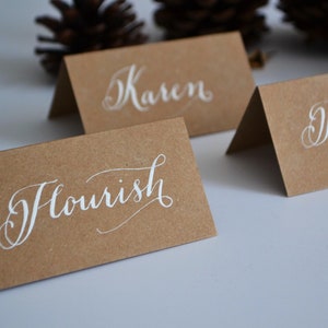 Kraft tarjeta blanco tinta manuscrita calligrafía lugar tarjeta para la boda