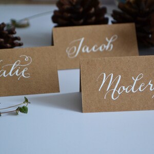 Carte kraft blanc à l’encre manuscrite calligraphie place pour mariage