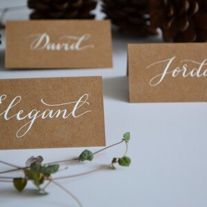 Kraft tarjeta blanco tinta manuscrita calligrafía lugar tarjeta para la boda