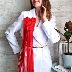 Makramee Herz Brosche, herzförmige Brosche, Brust Pin, Statement Brosche, Lange Fransen Makramee Brosche, Boho Brosche, Brosche mit Quasten