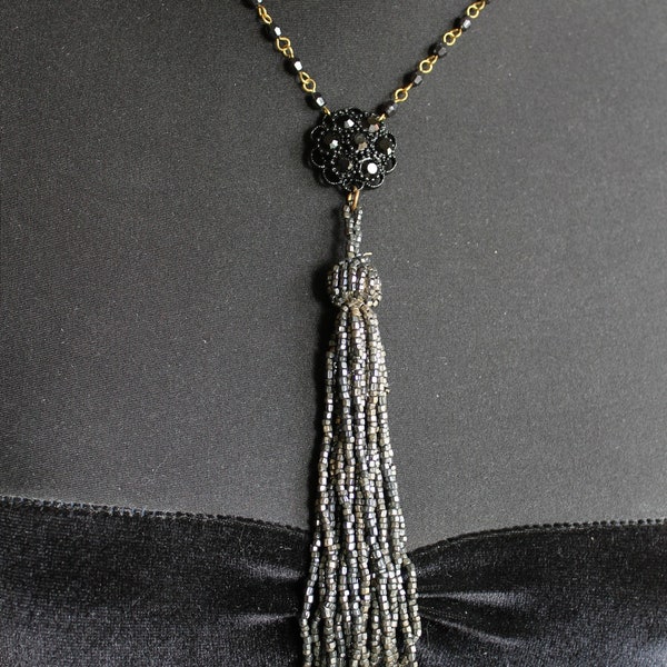 Collier de deuil Victorien au grand pompon de perles, verre et strass 1940 /50, assemblage ancien monté main chez Sylvie en France/181