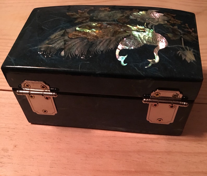 Korean Jewelry Box w Inlaid Mother of Pearl /& Silver Turtle Clasp