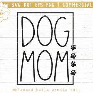 Op de afbeelding: Zwart-wit grafisch ontwerp met de tekst "DOG MOM" in een handschrift. Drie poot afdrukken bevinden zich rechts van de tekst.