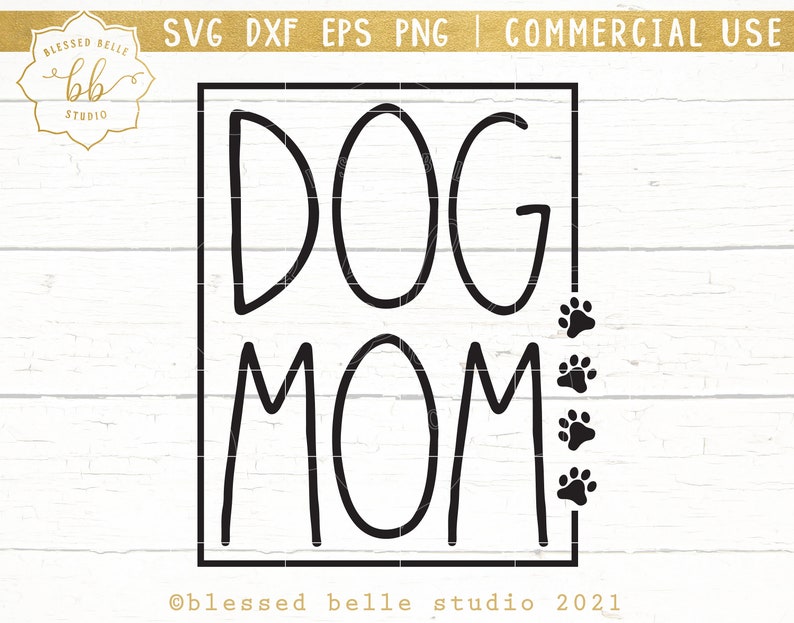 Op de afbeelding: Zwart-wit grafisch ontwerp met de tekst "DOG MOM" in een handschrift. Drie poot afdrukken bevinden zich rechts van de tekst.
