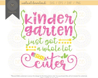 Könnte beinhalten: Rosa und grünes Grafikdesign mit dem Text "Kindergarten just got a whole lot cuter" mit einem Bleistift und Herzen.