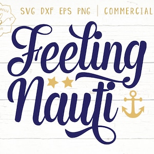Puede incluir: Un diseño de fuente cursiva azul marino con el texto "Feeling Nauti" con dos estrellas doradas y un ancla dorada.