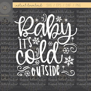 Può includere: Un design digitale con il testo "Baby It's Cold Outside" in scrittura bianca e lettere maiuscole, con accenti di fiocchi di neve, su sfondo grigio scuro. Include "download istantaneo" e informazioni sul tipo di file.